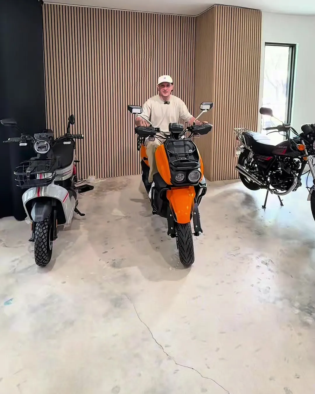 Salón de la tienda con motos eléctricas en exhibición