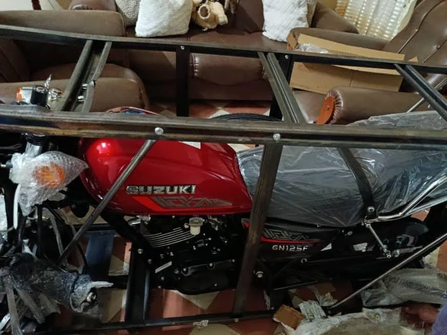 La moto que compró Álvaro, todavía en su jaula de embalaje, recién llegada a la casa